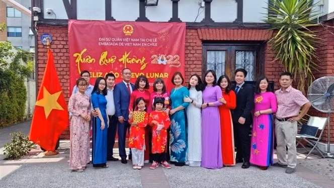 The Vietnamese community in Chile enjoys Tet at the embassy. (Photo: VNA)