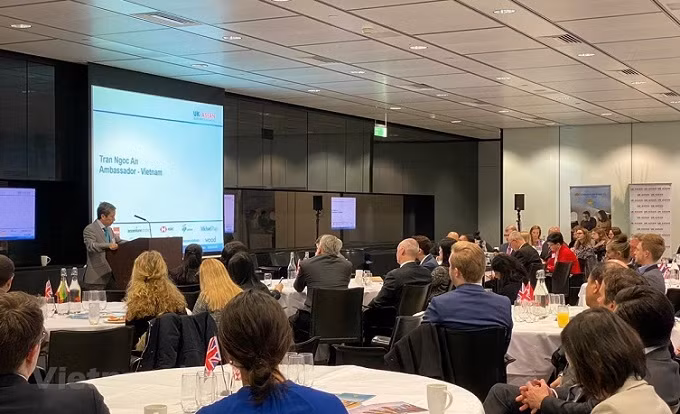 Vietnamese Ambassador to the UK Tran Ngoc An speaks at the UKABC Business Breakfast Forum on ASEAN 2020 in London on January 14. (Photo: VNA)
