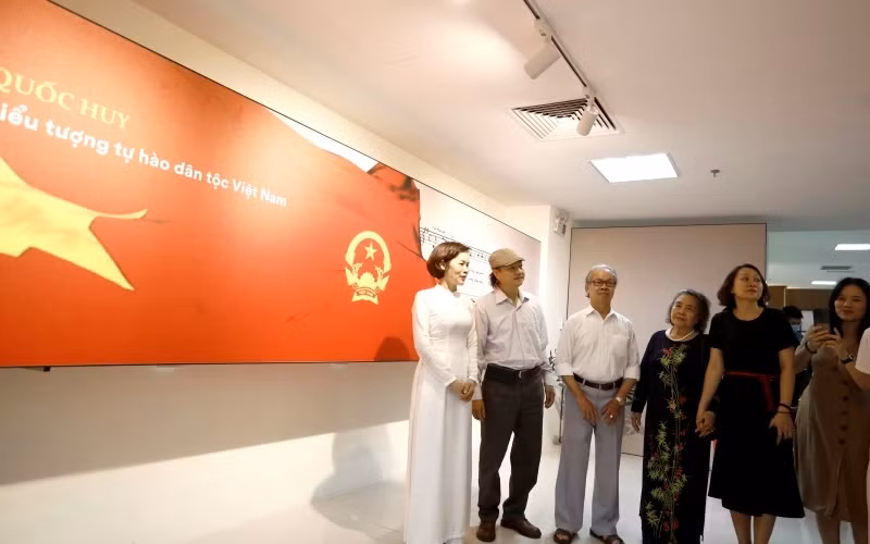 The exhibition attracts a large number of visitors. 