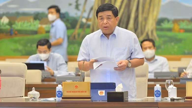Minister of Planning and Investment Nguyen Chi Dung speaking at the session. (Photo: NA Office)