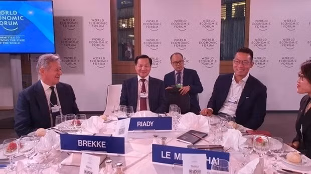 Deputy Prime Minister Le Minh Khai (second from left) addresses the ‘A Digital ASEAN for All’ sessions. (Photo: VNA)