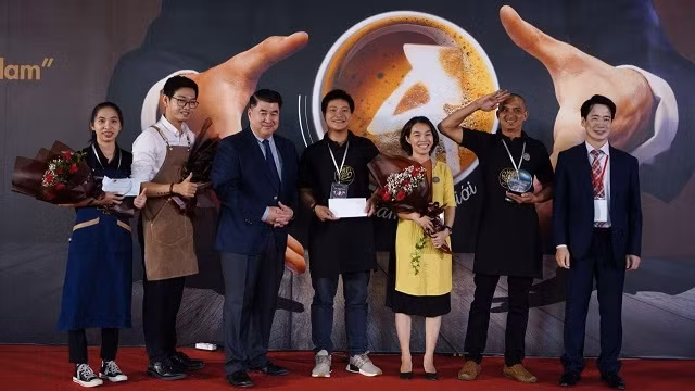The jury present the awards to the competition winners.