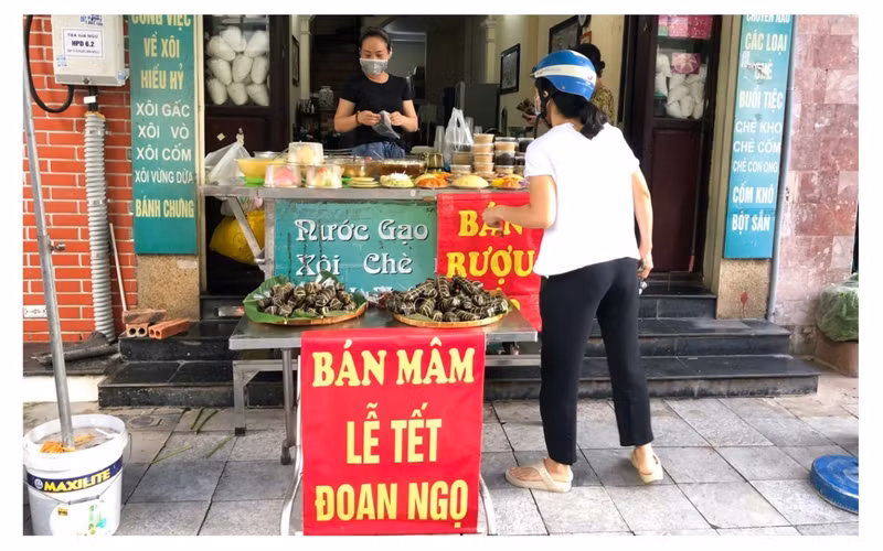 On the morning of June 14 – the Doan Ngo Festival (the fifth day of the fifth lunar month), from early on, Hanoi people are busy buying fermented glutinous rice, fruit, and cake before offering incense.