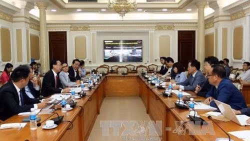 Permanent Vice Chairman of Ho Chi Minh City municipal People’s Committee Le Thanh Liem receives Secretary General of the Ho Chi Minh City – Gyeongju World Culture Expo 2017's Organising Committee Lee Dong Woo. (Credit: VNA)