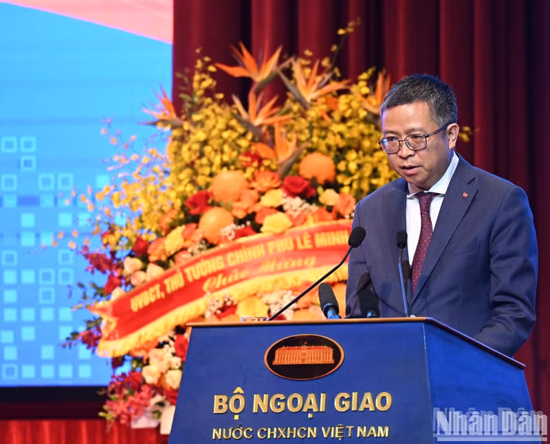 Vietnamese Ambassador to China Pham Thanh Binh delivers a presentation.