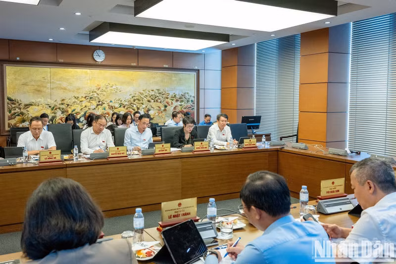 National Assembly deputies of Ha Noi City at the group discussion session.