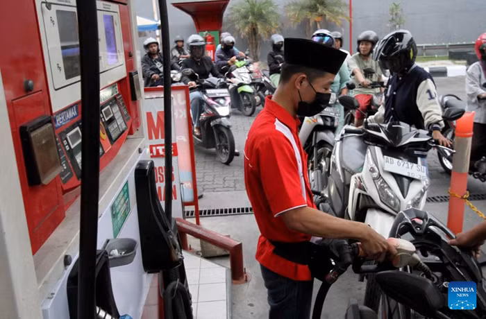  A staff member refuels a motorbike at a gas station in Surakarta, Central Java, Indonesia, March 31, 2026. Indonesia is pushing a series of energy-saving measures to reduce fuel consumption and strengthen fiscal resilience amid rising global uncertainty triggered by the ongoing Middle East conflict, Coordinating Minister for Economic Affairs Airlangga Hartarto said on Tuesday. (Xinhua)