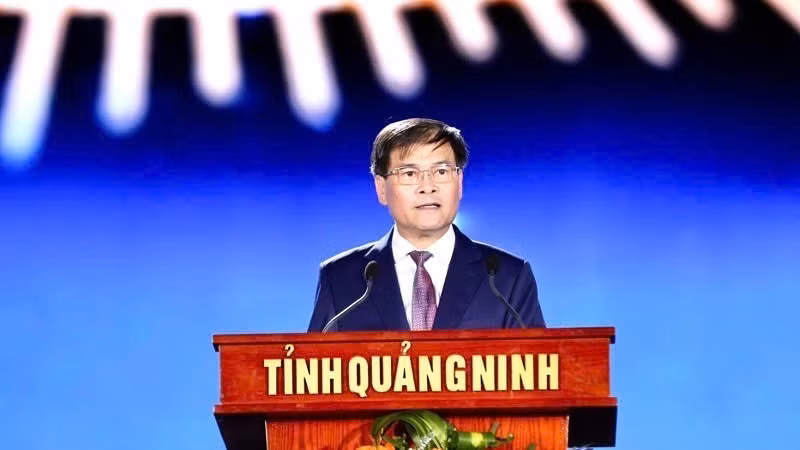 Chairman of the Quang Ninh Provincial People’s Committee Bui Van Khang presents the opening remarks.