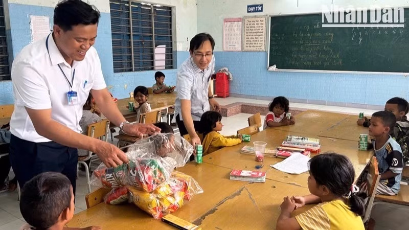 Volunteers give gifts to pupils after each lesson, helping create the warmth of a shared home between teachers and children.