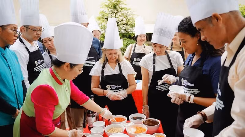Vietnamese and international chefs at the event. (Photo: VCCA)
