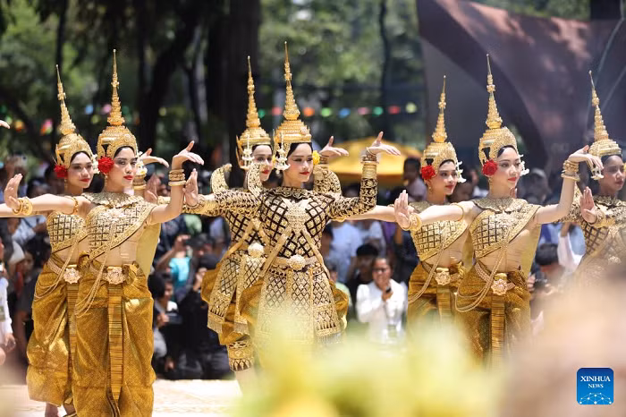 Artists perform during a traditional New Year greeting at the Wat Phnom historical site in Phnom Penh, Cambodia, April 14, 2026. Cambodia on Tuesday started to celebrate its traditional three-day Lunar New Year -- the Year of the Horse. (Photo: Xinhua)