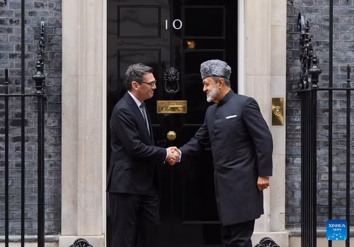 British Prime Minister Andy Burnham shakes hands with Oman's Sultan Haitham bin Tariq at 10 Downing Street in London, Britain, Oct. 21, 2026. British Prime Minister Andy Burnham and Oman's Sultan Haitham bin Tariq agreed Wednesday on the need to open the Strait of Hormuz, according to a statement released by British government on Wednesday. (Xinhua) 