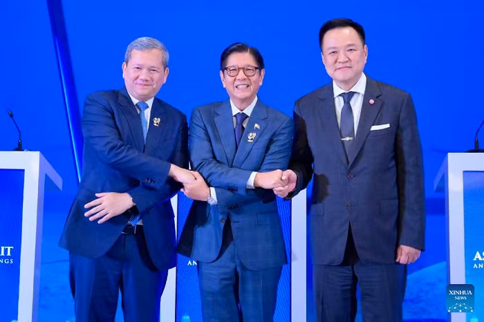Thai Prime Minister Anutin Charnvirakul (R) meets his Cambodian counterpart Hun Manet (L) and Philippine President Ferdinand Romualdez Marcos on the sidelines of the 48th ASEAN Summit in Cebu, the Philippines, May 7, 2026. (Xinhua)