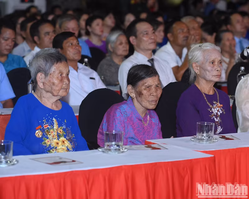 Heroic Vietnamese Mothers attend the live television programme "Guiding Stars" in Ha Noi.
