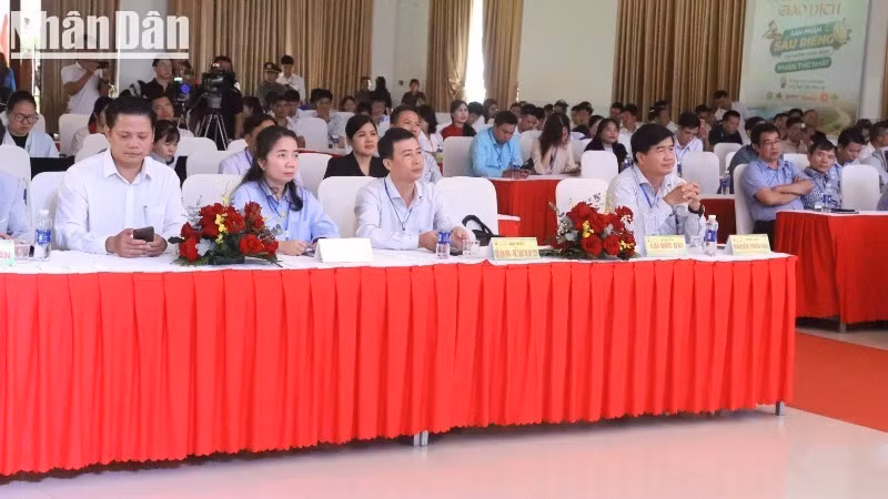 The delegates attending the auction. (Photo: NDO)