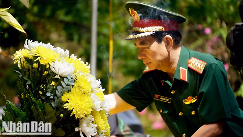 General Phan Van Giang offers incense at the monument to late Party General Secretary Tran Phu.
