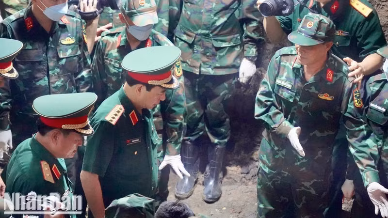 General Phan Van Giang, Politburo member, Deputy Prime Minister and Minister of National Defence, at the site where martyrs’ remains are being recovered in Le Thi Rieng Park.