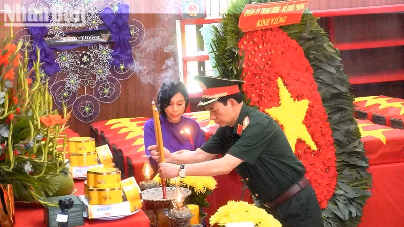 General Phan Van Giang offers incense at the facility housing martyrs’ remains in Le Thi Rieng Park.