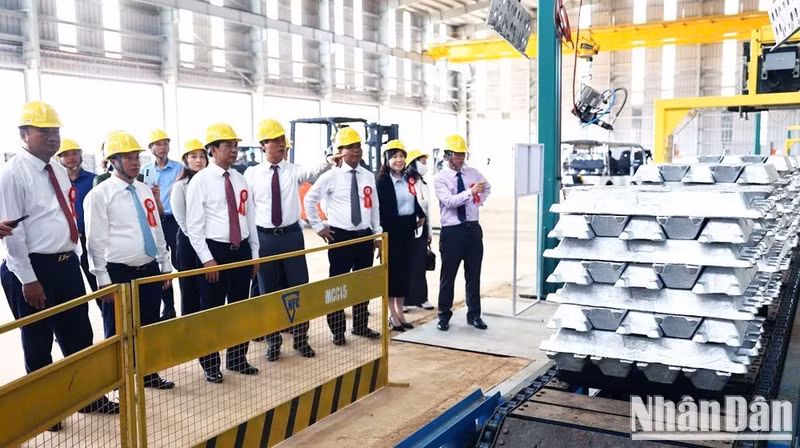 Deputy Prime Minister and Minister of National Defence General Phan Van Giang and delegates tour a production line at the Dak Nong Aluminium Electrolysis Plant - Viet Nam’s first primary aluminium production project. (Photo: NDO)