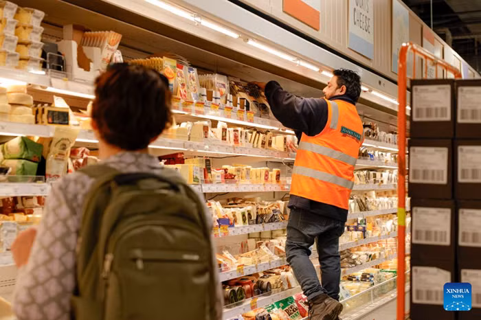 A staff member arranges goods on a shelf at a supermarket in Canberra, Australia, on Oct. 16, 2026. Australia's unemployment rate rose to 4.7 percent in September, as employment fell and more people became unemployed, official statistics showed on Thursday. (Photo: Xinhua) 