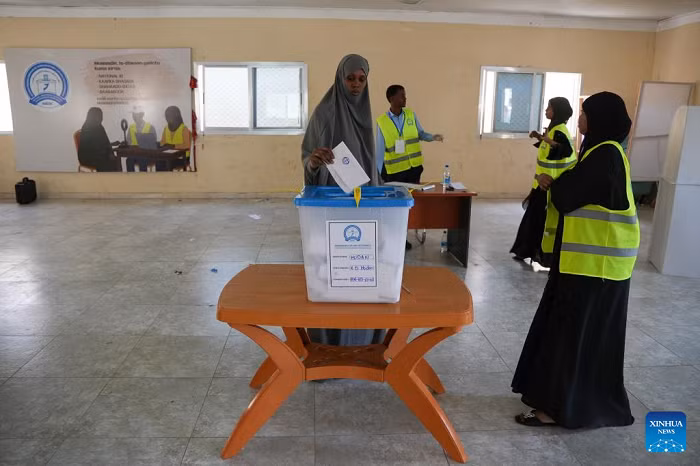 A Somali voter casts her vote at a polling station in Mogadishu, Somalia, Dec. 25, 2025. More than 500,000 voters in Somalia's capital, Mogadishu, cast ballots on Thursday in municipal elections widely seen as a key step toward the country's first direct national elections in more than five decades, scheduled for 2026. (Photo: Xinhua)