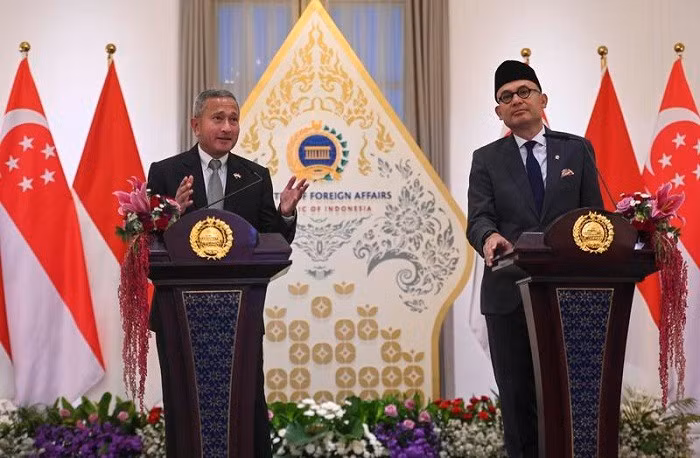 Singaporean Foreign Minister Vivian Balakrishnan (L) and Indonesian Foreign Minister Arrmanatha Nasir attend a joint press conference in Jakarta, Indonesia, Oct. 27, 2026. Indonesia and Singapore have agreed to establish a joint task force to combat companies responsible for forest fires causing cross-border haze, the two countries' foreign ministers said here on Tuesday. (Xinhua)