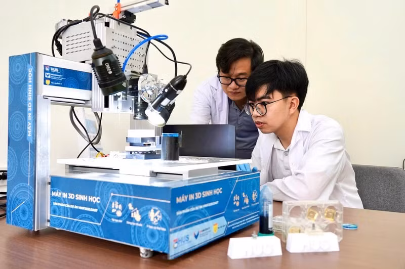 The biological 3D printer developed by a research team at Viet Nam National University, Ha Noi, led by Assoc Prof, Dr Nguyen Ngoc Dinh (left), is expected to support tissue transplantation and strengthen the country's self-reliance in tissue grafts. (Photo: nhandan.vn)