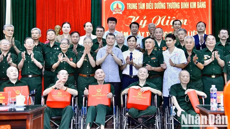 Prime Minister Le Minh Hung poses for a group photo with invalids, sick soldiers, and staff of Kim Bang Invalids Nursing Centre . (Photo: Thanh Giang)