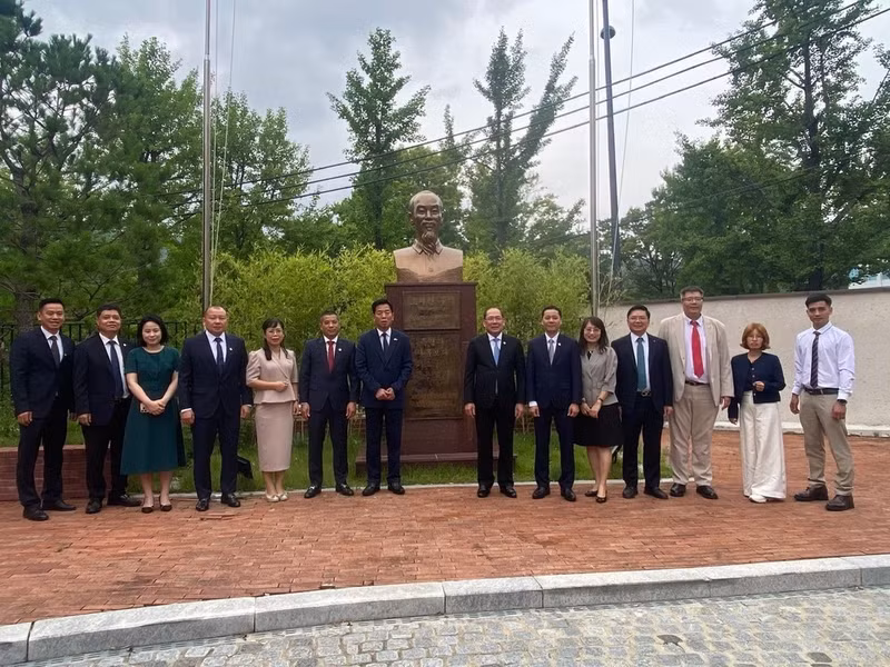The delegation poses for a commemorative photo with embassy staff and representatives of Vietnamese associations in the Republic of Korea.