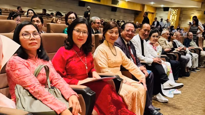 Director of the Viet Nam Film Institute Le Thi Ha (in red) attends the opening ceremony of Azerbaijan Cinema Day.