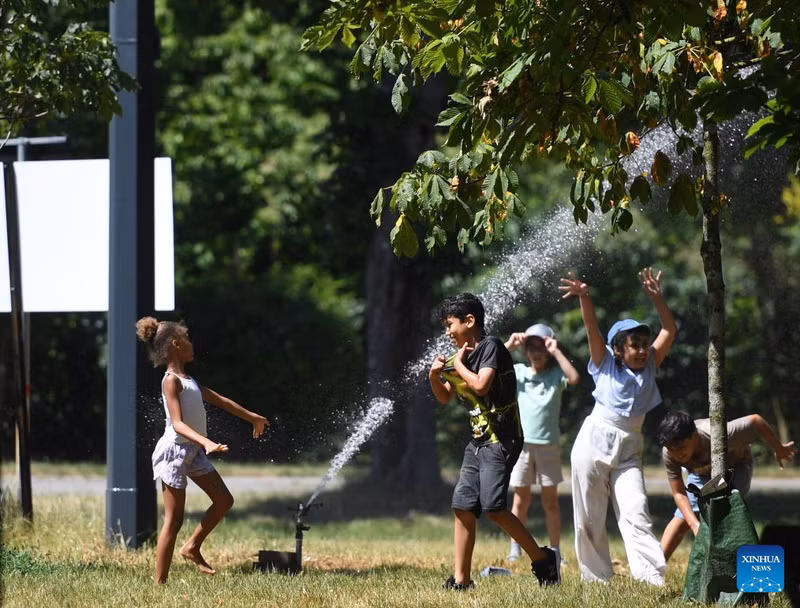 Children play at Prater Hauptallee amid a heatwave in Vienna, Austria, June 25, 2026. (Xinhua)