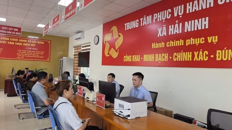 Residents complete administrative procedures at the Public Administrative Service Centre of Hai Ninh Commune. (Photo: NDO)