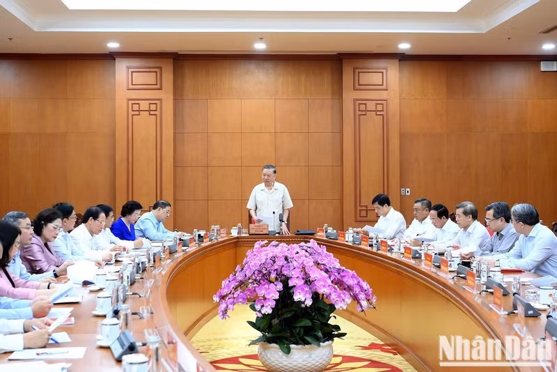 Party General Secretary and State President To Lam chairs the working session with the Government Party Committee and relevant agencies in Ha Noi on August 6. (Photo: Dang Khoa)