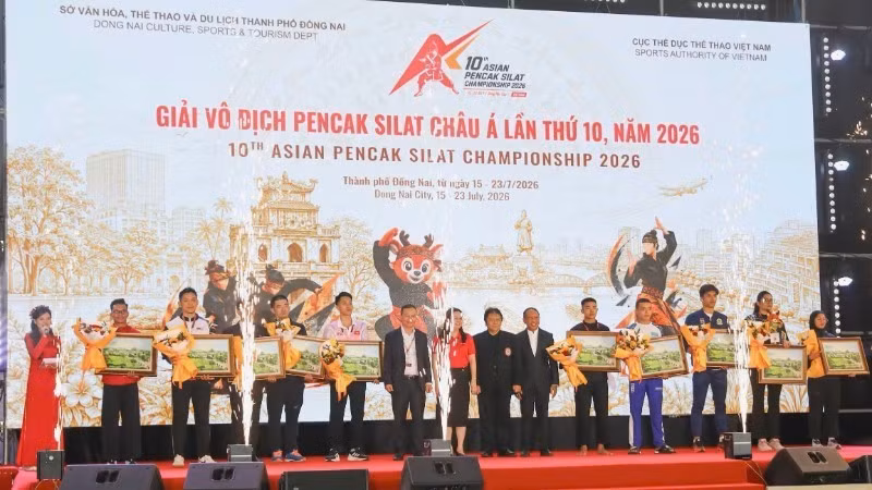 Representatives of countries and territories participating in the Asian Pencak Silat Championship. Photo: nhandan.vn)