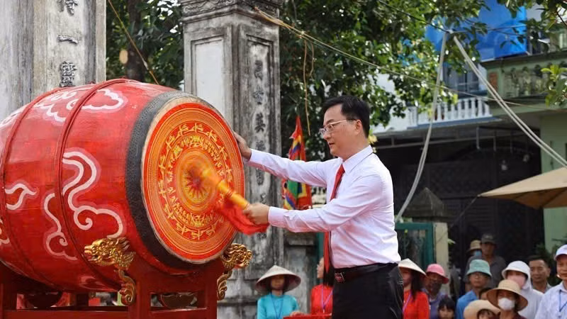 A leader of Phong Coc Ward beats the drum to open the field-opening festival.