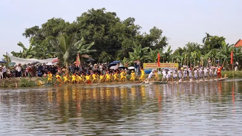The traditional longboat race helps reaffirm the spirit of solidarity among residents of Ha Nam Island.