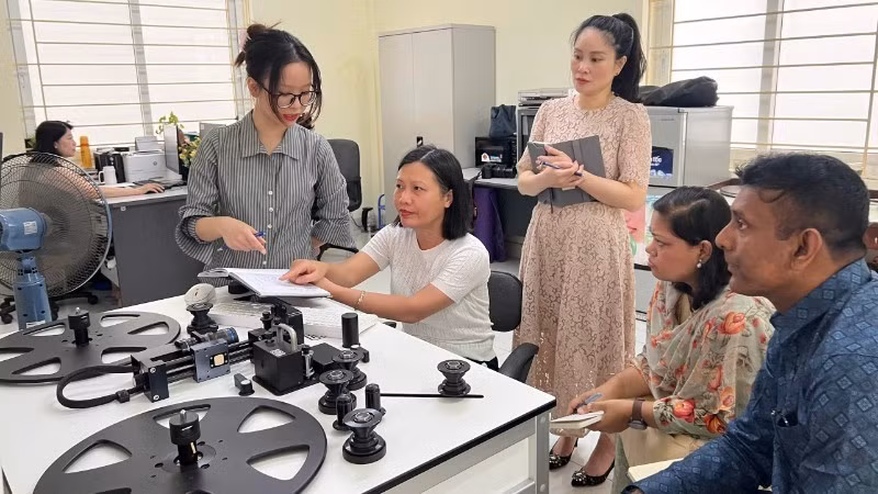 The internship delegation from the Bangladesh Film Archive works with specialised departments at the Viet Nam Film Institute.