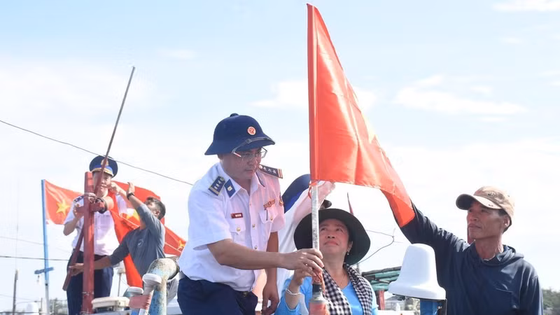 The Viet Nam Coast Guard distributes national flags to fishermen in the Ly Son Special Zone.