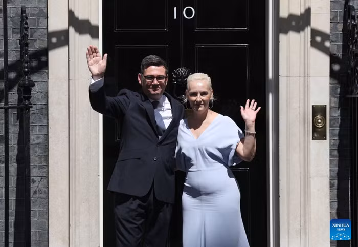 Andy Burnham and his wife wave to the crowd outside 10 Downing Street in London, Britain, July 20, 2026. British Labour Party leader Andy Burnham officially became Britain's prime minister on Monday after King Charles III invited him to form a government. (Xinhua)