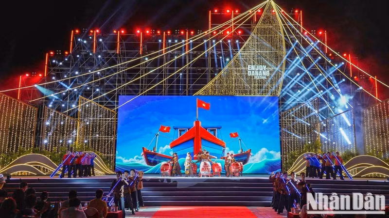 Art performances at the opening ceremony of the 'Enjoy Da Nang Festival 2026'.