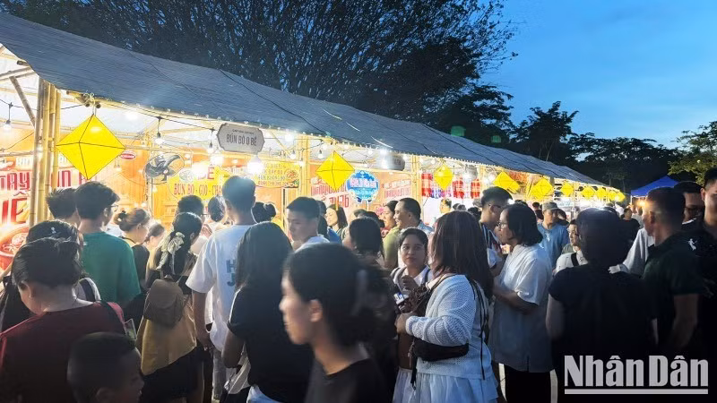 Regional food stalls attracted considerable interest and curiosity from visitors.