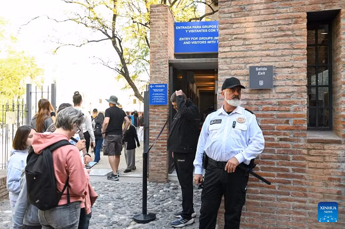 A security guard is seen on duty in Malaga, Spain, April 6, 2026. Spain's unemployment fell to its lowest level for the month of March since 2008, while the number of workers affiliated to the country's Social Security system rose above 22 million for the first time on a seasonally adjusted basis, according to official data released on Monday. (Photo: Xinhua)