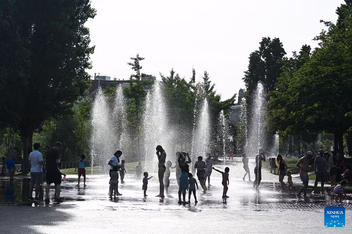 People cool off in the water amid heat wave at a park in Madrid, Spain, May 24, 2026. (Photo: Xinhua)
