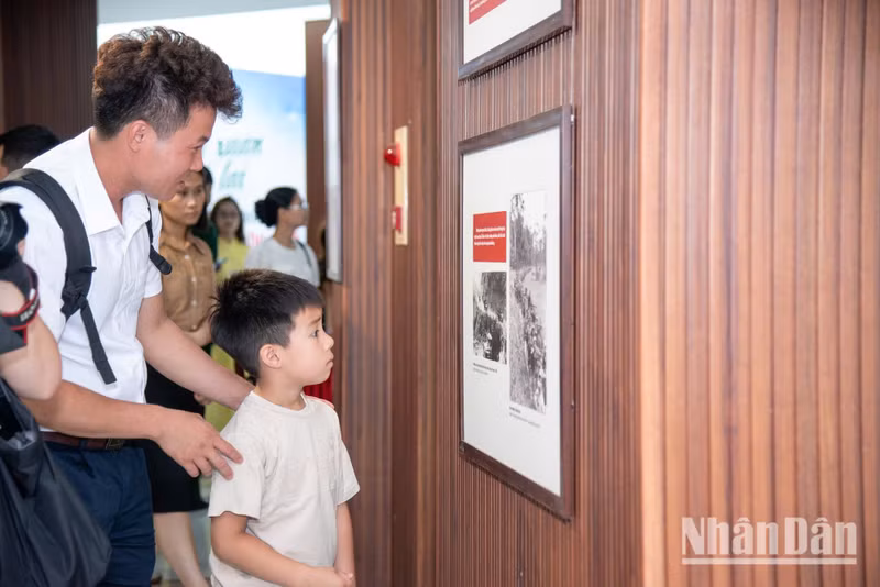 A family spanning three generations visits the exhibition together. Tran Quoc Tuan, aged 38, who lives in Bac Ninh, brings his six-year-old son to experience and appreciate the pride inspired by his great uncle.
