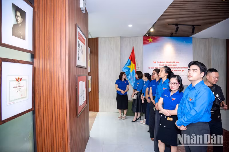 Standing before these files, people across the country are reminded of a "golden generation" filled with lofty ideals-men and women who devoted their entire youth to securing peace for the nation.