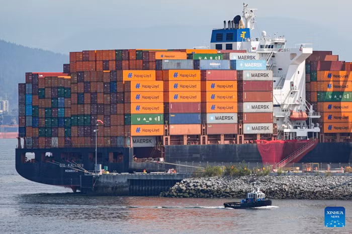  A container ship is seen docked at the port in Vancouver, British Columbia, Canada, Aug. 25, 2026. The Canadian federal government on Tuesday announced retaliatory tariffs on over 700 U.S. goods valued at 27.6 billion Canadian dollars (about 20 billion USD), alongside a 7.5-billion-Canadian-dollar assistance package for domestic businesses and workers. (Photo: Xinhua)