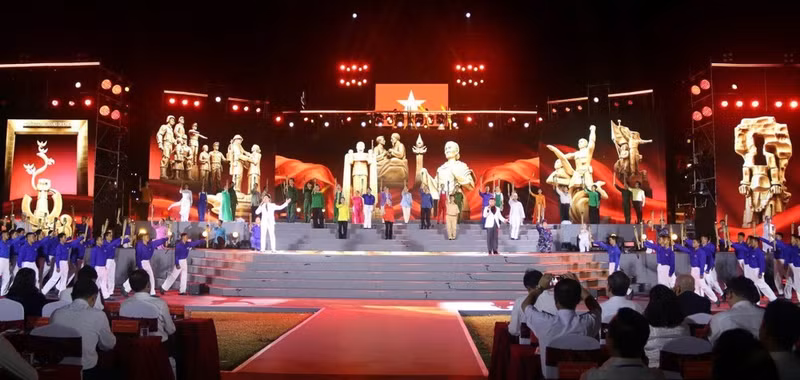 Art performance on the evening of July 25 in Con Dao. (Photo: NDO)