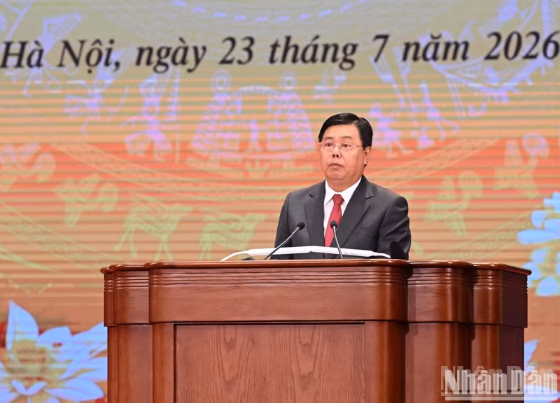 Acting Minister of Home Affairs Nguyen Tien Hai presents a report at the conference.