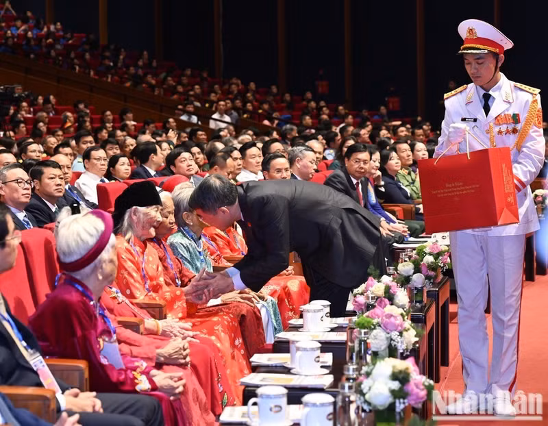 Prime Minister Le Minh Hung greets Heroic Vietnamese Mothers at the national conference honouring revolution contributors ahead of the 79th anniversary of War Invalids and Martyrs’ Day (July 27) in Ha Noi on July 23. (Photo: TRAN HAI)