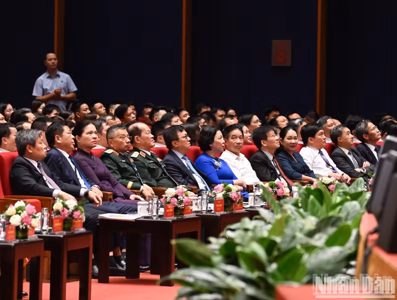 Representatives of central agencies, ministries and the Viet Nam Fatherland Front attend the conference.